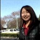 都会の公園で大胆に露出するエロ娘