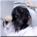 髪を洗うオンナ