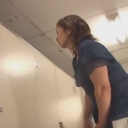 人妻おもらし逆さ撮り