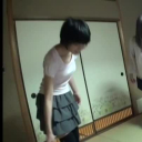 幼い娘二人が浴衣で大人のおもちゃ遊び