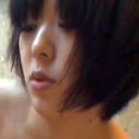 無修正で、黒髪ショートのアジア系美少女菊乃が、チンコと男友達にザーメンをぶちまけるのが大好きだと語っている。