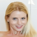 無修正、ホーニーな熟女リンナ・ニルソン、太っちょのパーソナル・トレーナーを誘惑する