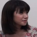 スレンダーな日本の素人ティーン、リカコが全裸になり、彼の硬いペニスを彼女の口と締まったアソコに突っ込む。