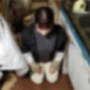 【素人・人妻】昔はそれなりの資産家だった爺さんが返済してこなかったので自宅に行ったら、嫁がいたので爺さんが遠くから見てる中ハメ撮りしてきました。