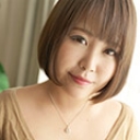 胸チラで男を誘惑する女