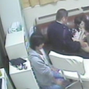 つい魔がさして万引きして捕まったカップル、通報だけはしないでくださいと警備員に口止めとして彼女を売る彼氏！