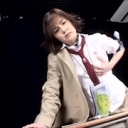 乱れた制服娘「こんなときに性欲が･･･」教室の机に押しつけた股間！チンポを咥えて次々とイカせザーメンまみれに！