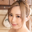 裸で客人を迎え入れる無防備すぎる美人妻