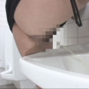 共同トイレで女子トイレを故障中にしてたら男子便器で立ちション便しちゃった娘限定撮影総集編